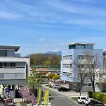 Spacious 3bd Floor Flat Close To アパート