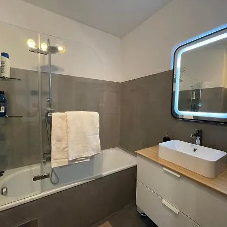 아파트 Spacious 3bd Floor Flat Close To