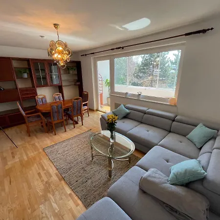 Spacious 3bd Floor Flat Close To *