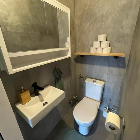 Spacious 3bd Floor Flat Close To
