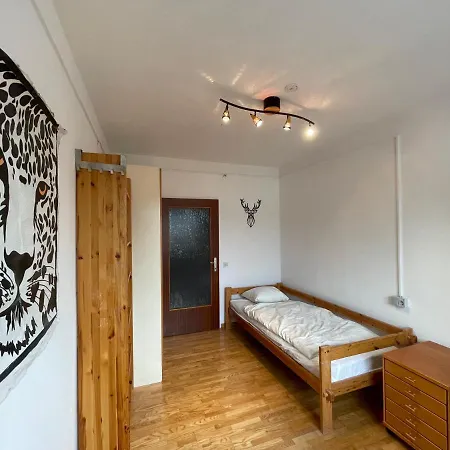 Spacious 3bd Floor Flat Close To Apartment
