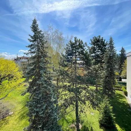 Spacious 3bd Floor Flat Close To Apartment