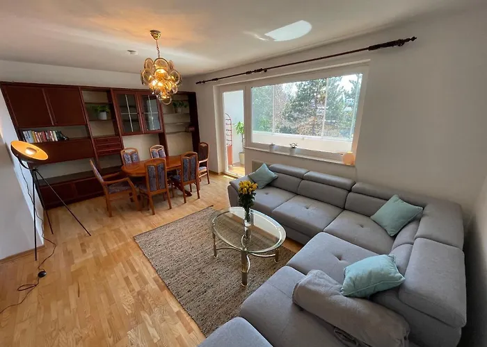 Spacious 3bd Floor Flat Close To *