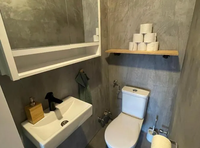 Spacious 3bd Floor Flat Close To