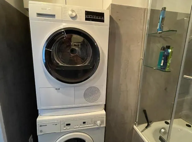 Spacious 3bd Floor Flat Close To Apartman *