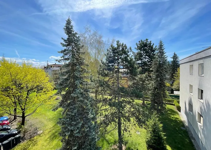 Spacious 3bd Floor Flat Close To Apartman