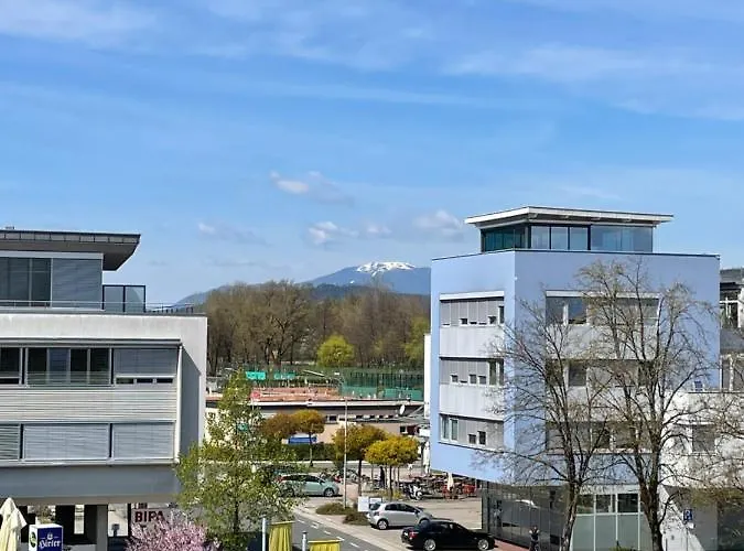 Spacious 3bd Floor Flat Close To Apartman